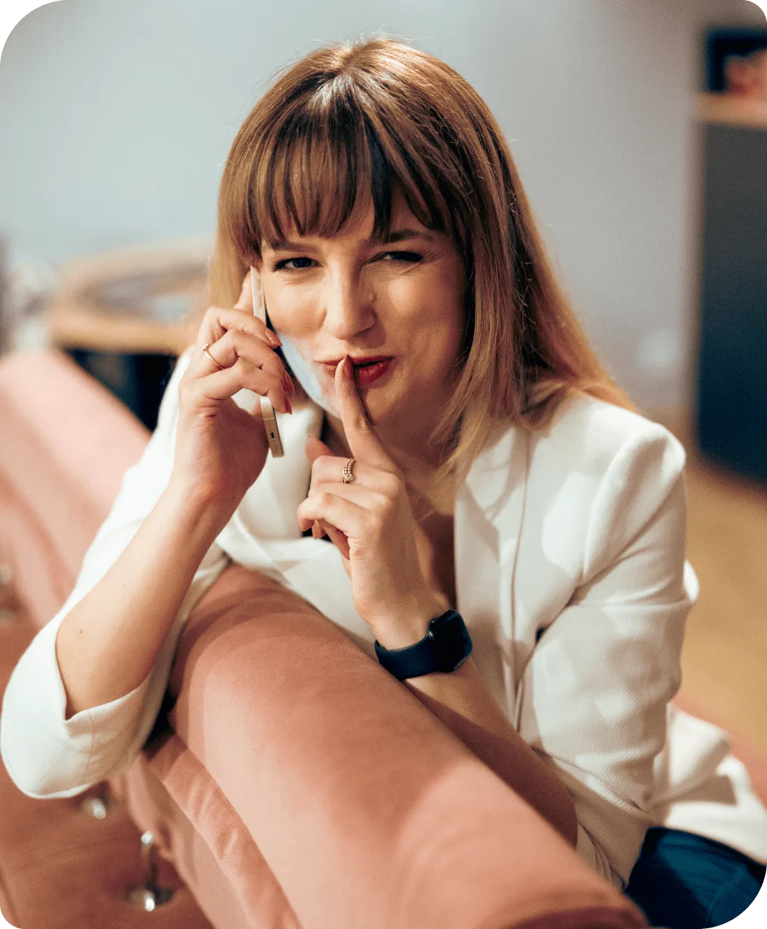 Alina Skrudlik-Łobodzińska rozmawia przez telefon i pokazuje gest ciszy